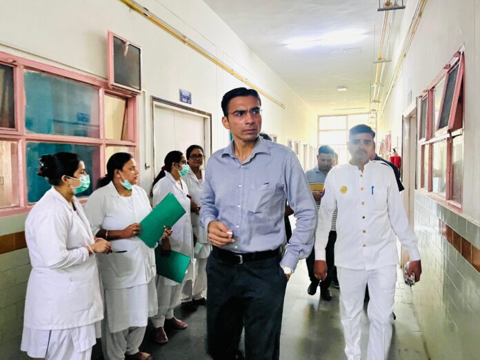 District Magistrate Savin Bansal conducted a surprise inspection of Rishikesh Government Hospital