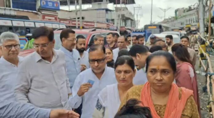 Congress stalwarts reached the District Panchayat Bhawan with their voters to cast their votes