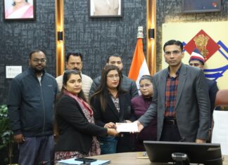 DM का एक्शन देख ठिठके बैंक के कदम: 24 घंटे के भीतर असहाय पुत्री प्रीति के नाम जारी किया 3.30 लाख का चेक