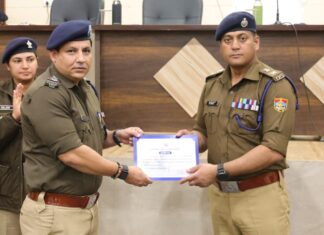 सैनिक सम्मेलन: उत्कृष्ट कार्य करने वाले पुलिस कर्मियों की SSP दून ने थपथपाई पीठ