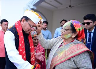 सीएम धामी ने खटीमा में होली का पर्व पारंपरिक हर्षोल्लास एवं गरिमा से मनाया: होल्यारों का किया आत्मीय स्वागत