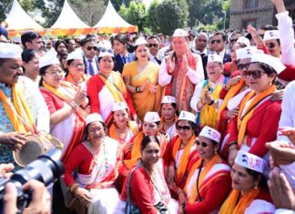 सीएम आवास में पारंपरिक तरीके से आयोजित हुआ होली मिलन समारोह: उत्तराखंड की लोक संस्कृति के रंग बिखरे