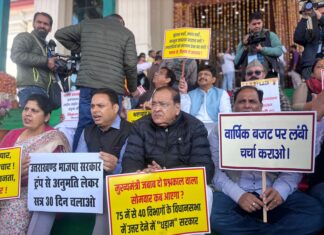 गैरसैंण: विधानसभा बजट सत्र से पहले धरने पर बैठा विपक्ष: सत्र की अवधि बढ़ाने के लिए विरोध प्रदर्शन