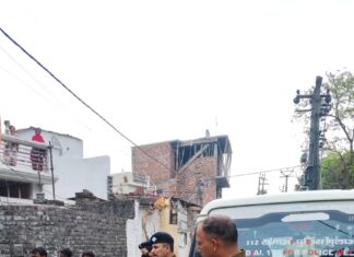 Operation Crackdown: नेहरु कॉलोनी क्षेत्र मे पुलिस द्वारा सत्यापन अभियान चलाते हुए बाहरी व्यक्तियों का किया सत्यापन