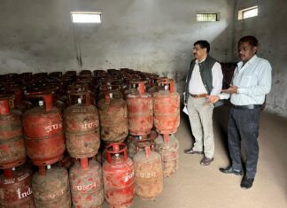 एलपीजी गैस की कालाबाजारी रोकने के लिए जिला प्रशासन की QRT टीम लगातार एजेंसियों का कर रही निरीक्षण