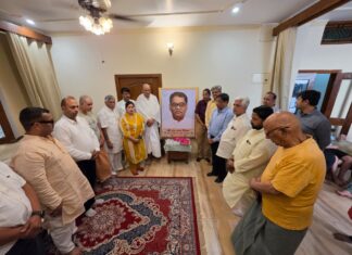 मिलनसार व्यक्तित्व के धनी व्यापारी नेता प्रेम मिश्रा को श्रद्धांजलि देने उनके वाराणसी आवास पहुंचे FAIVM के पदाधिकारी