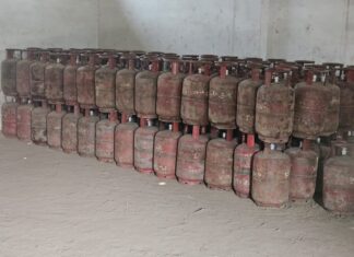 DM की QRT टीम एलपजी गैस की कालाबाजारी पर लगातार कस रही शिकंजा