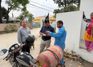 LPG गैस कालाबाजारी पर जिला प्रशासन का सख्त रुख : गैस सिलेंडर की डिलीवरी केवल अनुबंधित वाहनों से ही होगी