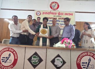 वरिष्ठ पत्रकार शीशपाल गुसाईं को “उत्तराखंड साहित्य गौरव सम्मान” मिलने पर प्रेस क्लब ने किया सम्मानित