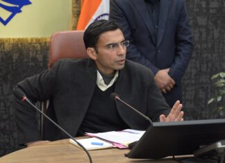 DM Action: होटल रूप में शहरी धनाडय अमीरों के होमस्टे पर चला DM का डंडा, 17 होमस्टे का पंजीकरण निरस्त