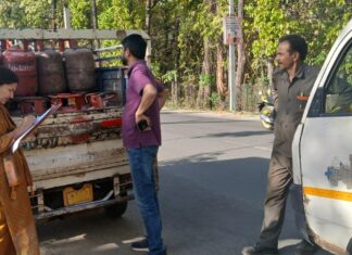 Action: जिला प्रशासन की QRT की बड़ी कार्यवाही, घरेलू गैस सिलेंडर के व्यवसायिक उपयोग पर 06 सिलेंडर जब्त