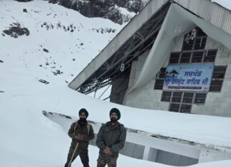 सेना के जवानों ने किया श्री हेमकुंट साहिब यात्रा मार्ग का पुनरीक्षण: लगभग पांच से छह फीट तक बर्फ जमी