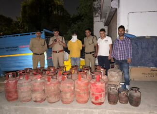 Action: DM के निर्देशन में अवैध गैस कारोबार पर कसा शिकंजा, 32 सिलेंडर, 4 गैस रिफिलिंग उपकरण जब्त