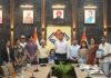 DM के प्रयासों से: राजकीय शिशु सदन केदारपुरम की दिवंगत संविदा कार्मिक की पुत्री को 25 हजार आर्थिक सहायता