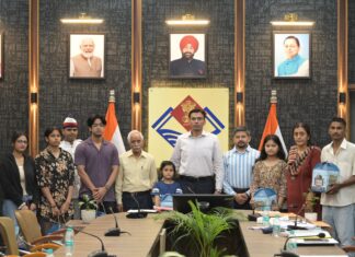 DM के प्रयासों से: राजकीय शिशु सदन केदारपुरम की दिवंगत संविदा कार्मिक की पुत्री को 25 हजार आर्थिक सहायता