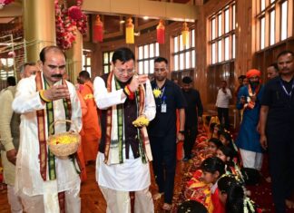 सीएम धामी ने डोल आश्रम में श्री पीठम स्थापना महोत्सव में किया प्रतिभाग: 1100 कन्याओं का किया पूजन