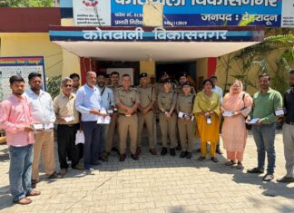 खोये मोबाइलों को वापस लौटाकर दून पुलिस ने बिखेरी चेहरों पर मुस्का