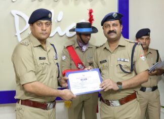 उत्कृष्ट कार्य करने वाले पुलिस कर्मियों को SSP दून ने किया सम्मानित