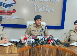 Police Action :फर्जी दस्तावेजों के आधार पर लाखों की धोखाधड़ी करने वाले इनामी अभियुक्तों को किया गिरफ्तार