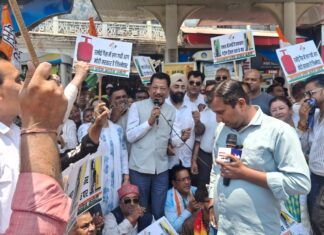 बढ़ते पेट्रोल डीजल व रसोई गैस के मुद्दे पर कांग्रेस का जबरदस्त प्रदर्शन