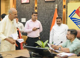 समाधान दिवस में DM ने सुनीं 194 जन शिकायतें: समयबद्ध निस्तारण के दिए सख्त निर्देश