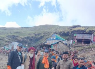तुंगनाथ-चंद्रशिला ट्रैक पर वृहद चला स्वच्छता अभियान: मुख्य पुजारी की अपील पर पुलिस व श्रद्धालुओं ने किया श्रमदान