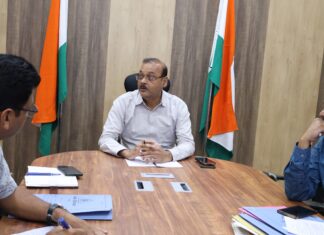 नगर आयुक्त ने ली कर अनुभाग की समीक्षा बैठक: अनुपस्थित कर निरीक्षकों के वेतन रोकने के निर्देश