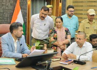 समाधान दिवस पर DM ने सुनी 171 फरियादियों की समस्याएं: अधिकांश मामलों का ऑन द स्पॉट निस्तारण