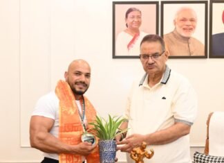 बॉडीबिल्डिंग चैंपियन जसबीर सिंह गुसाई को कैबिनेट मंत्री गणेश जोशी ने किया सम्मानित