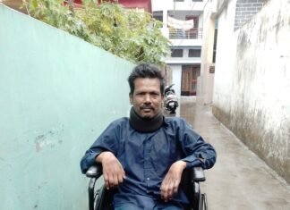 डीएम की संवेदनशील पहल से बदली दिव्यांग सुनील की जिंदगी: मिली पेंशन, बैंक खाता और नई व्हीलचेयर