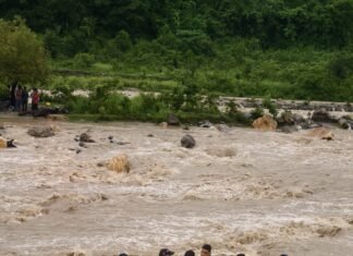 संतला देवी के पास उफनती नदी में फंसे 7 लोगों का सफल रेस्क्यू: फायर सर्विस-SDRF ने बचाई जान