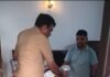 करोड़ों रुपए की धोखाधड़ी कर फरार चल रहे अभियुक्त के घर की पुलिस द्वारा की गई कुर्की