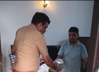 करोड़ों रुपए की धोखाधड़ी कर फरार चल रहे अभियुक्त के घर की पुलिस द्वारा की गई कुर्की