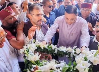 सीएम धामी ने पूर्व कैबिनेट मंत्री स्व. हीरा सिंह बिष्ट को दी श्रद्धांजलि : शोक संतप्त परिजनों को बंधाया ढांढस