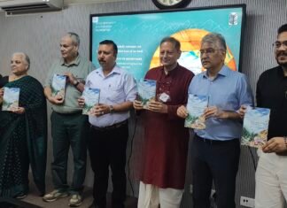 क्लाइमेट संकट और संवैधानिक अधिकारों पर नई बहस, ‘मेकिंग मोलहिल्स ऑफ माउंटेन्स’ का तीसरा संस्करण लोकार्पित