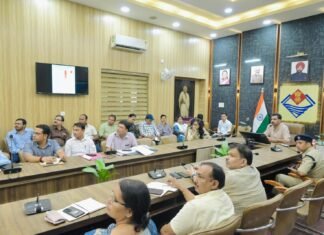 DM ने 36 दिन से अधिक लंबित शिकायतों पर अधिकारियों को दी चेतावनी