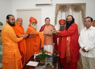 सीएम धामी से साधु-संतों के प्रतिनिधिमंडल ने की भेंट