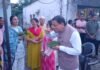 आम लोगों के बीच पहुंचे मुख्यमंत्री धामी, रवि के स्टॉल पर लिया टिकी का स्वाद