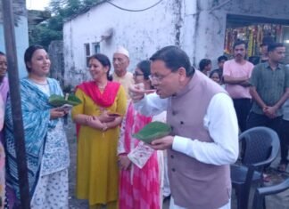 आम लोगों के बीच पहुंचे मुख्यमंत्री धामी, रवि के स्टॉल पर लिया टिकी का स्वाद