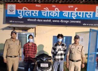सार्वजनिक जगह पर शराब पीना पड़ा महंगा: वायरल वीडियो से पुलिस ने की पहचान, दून पुलिस ने की कार्रवाई