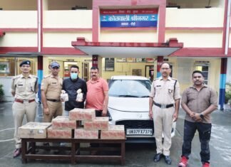 कार की डिक्की में छिपा रखा था शराब का ‘गोदाम’: 7 पेटी अंग्रेजी शराब के साथ तस्कर गिरफ्तार