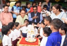 शिशु सदन के बच्चों संग मनाया मुख्यमंत्री धामी का जन्मदिन, रेखा आर्या बोलीं— ‘मामा’ और ‘बुआ’ बनकर बच्चों के साथ खड़ी है सरकार