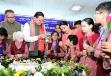 जन्मदिवस पर दिव्यांग बच्चों के बीच पहुंचे मुख्यमंत्री धामी: केक काटकर बांटी खुशियां