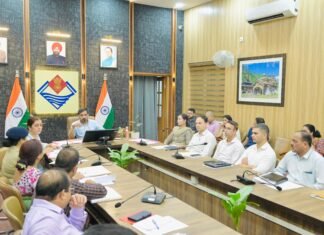 बाल संरक्षण एवं पुनर्वास कार्यों में तेजी लाएं अधिकारी, बच्चों के हित सर्वोपरि: डीएम डॉ. आशीष चौहान