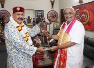 संघ के वरिष्ठ प्रचारक भैय्याजी जोशी ने सतपाल महाराज से की शिष्टाचार भेंट: 75वें जन्मदिवस पर दी शुभकामनाएं