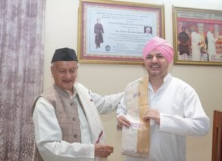 श्री दरबार साहिब पहुंचे भगत सिंह कोश्यारी: श्रीमहंत देवेन्द्र दास महाराज से की भेंट