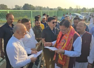 जनता को सरकारी कार्यालयों के चक्कर न लगाने पड़ें, संवेदनशीलता से काम करें अधिकारी : सीएम धामी